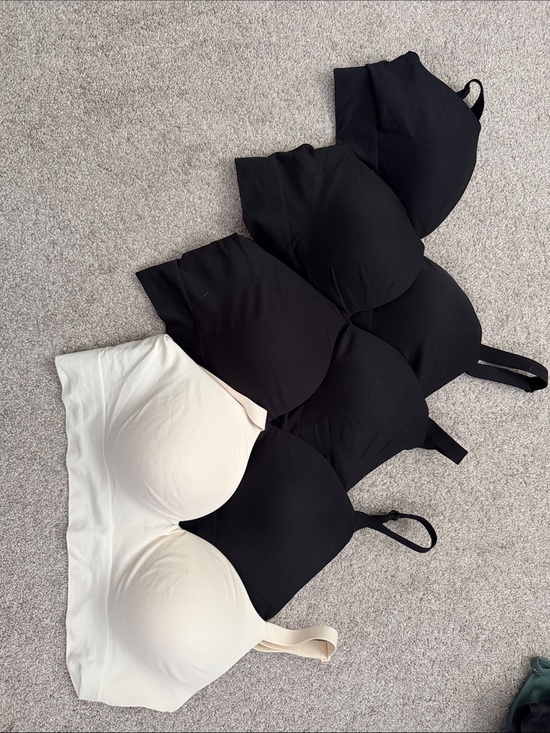Truekind Other - Everyday Seamless Molded-Cup Sports Bra - Black & Cream
